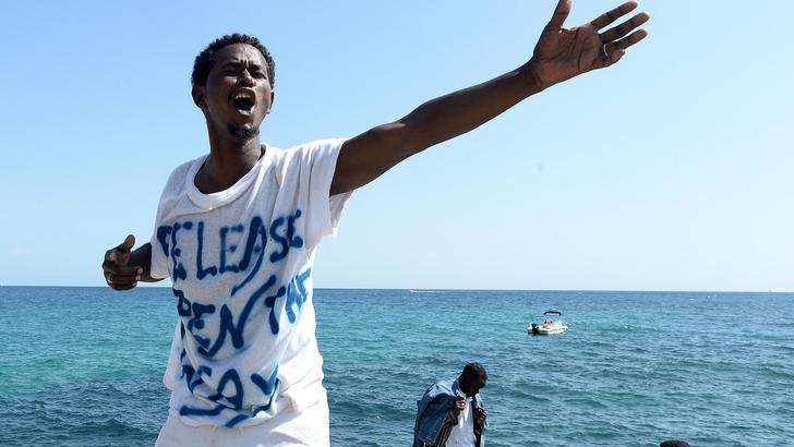 MIGRANTI VENTIMIGLIA, LA PROTESTA DEI CENTO SUGLI SCOGLI